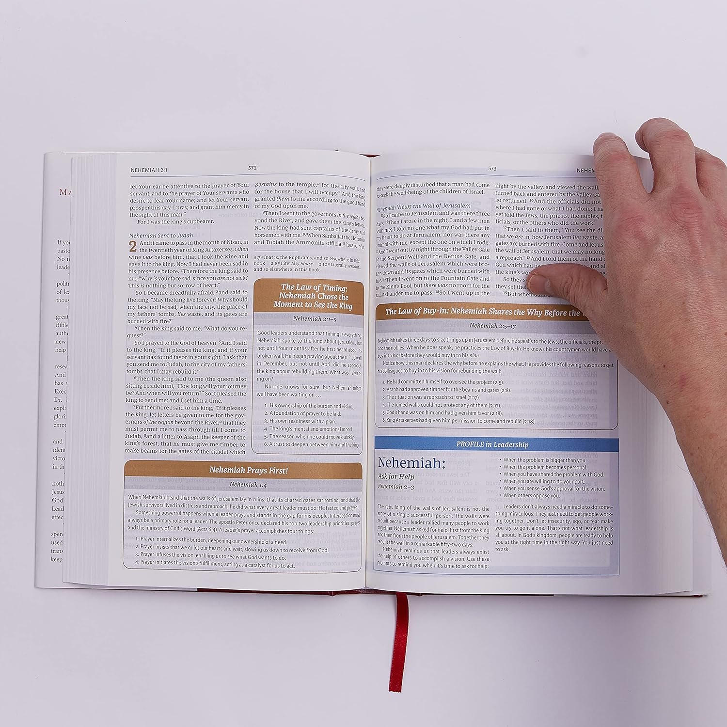 NKJV, Maxwell Leadership Bible, Third Edition, Compact, Leathersoft, Black, Comfort Print Imitation Leather - Image 3